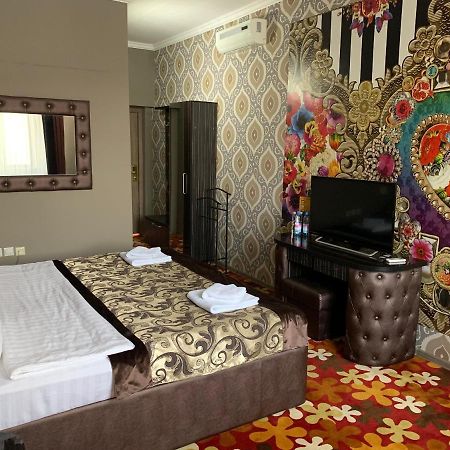 فندق Deluxe Plaza الماتي المظهر الخارجي الصورة