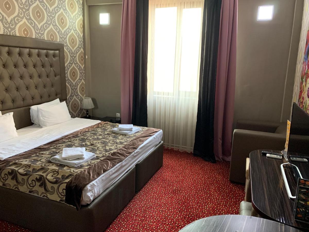 فندق Deluxe Plaza الماتي المظهر الخارجي الصورة