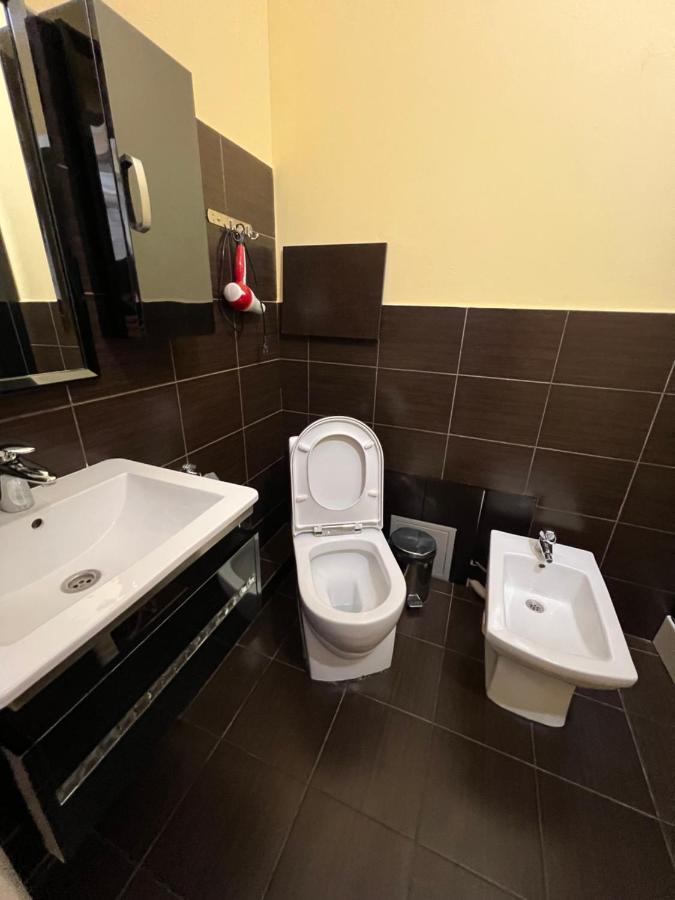 فندق Deluxe Plaza الماتي المظهر الخارجي الصورة