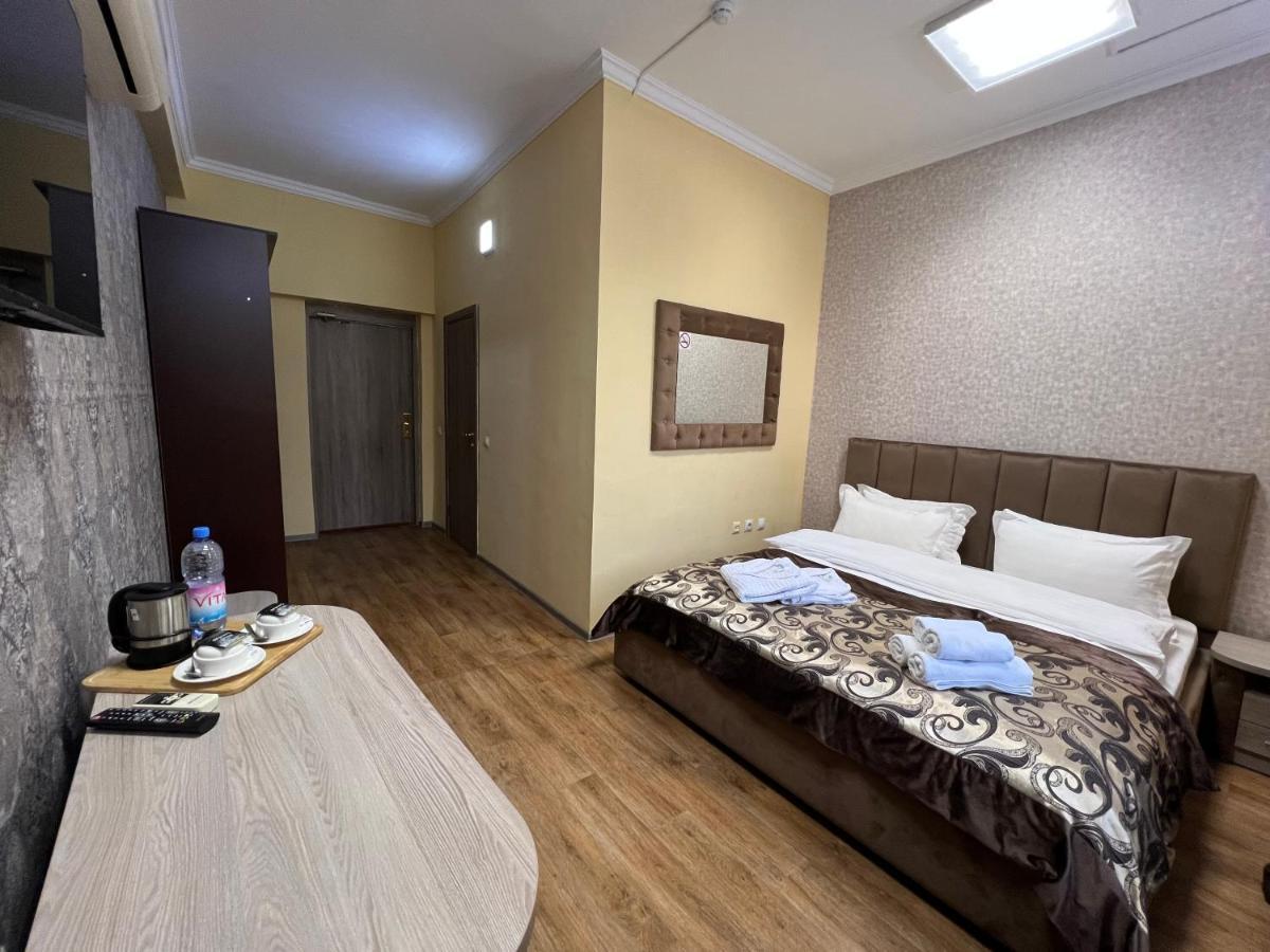 فندق Deluxe Plaza الماتي المظهر الخارجي الصورة