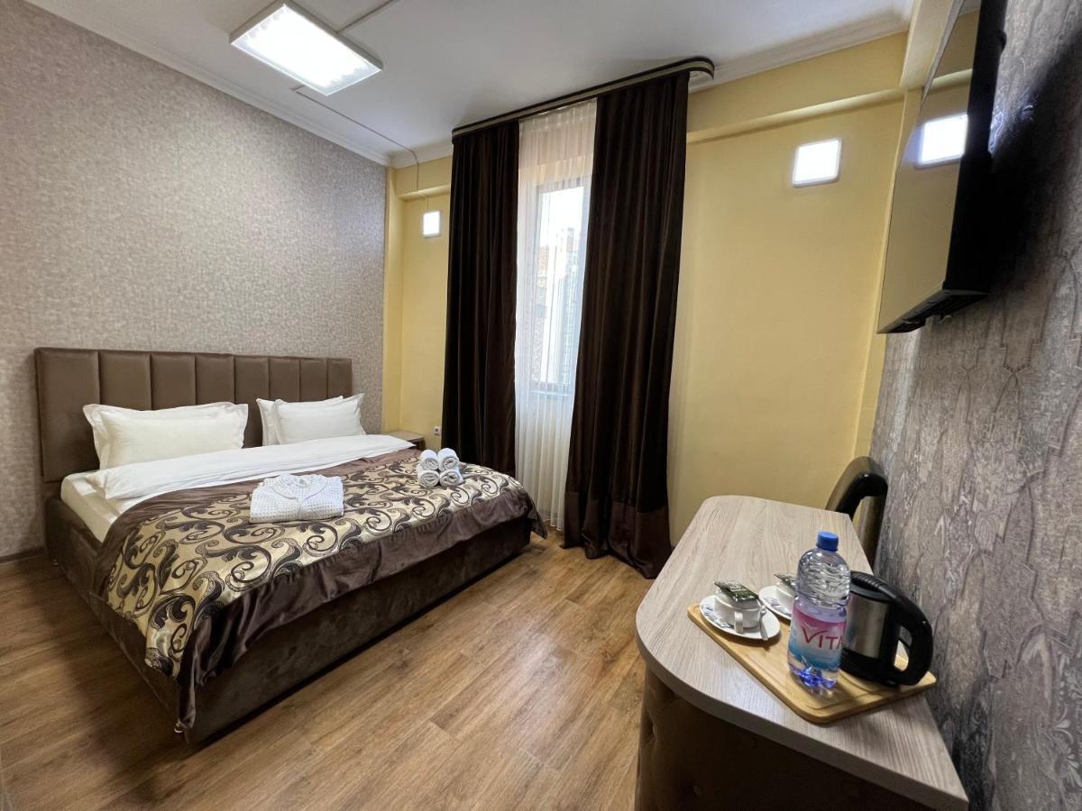 فندق Deluxe Plaza الماتي المظهر الخارجي الصورة
